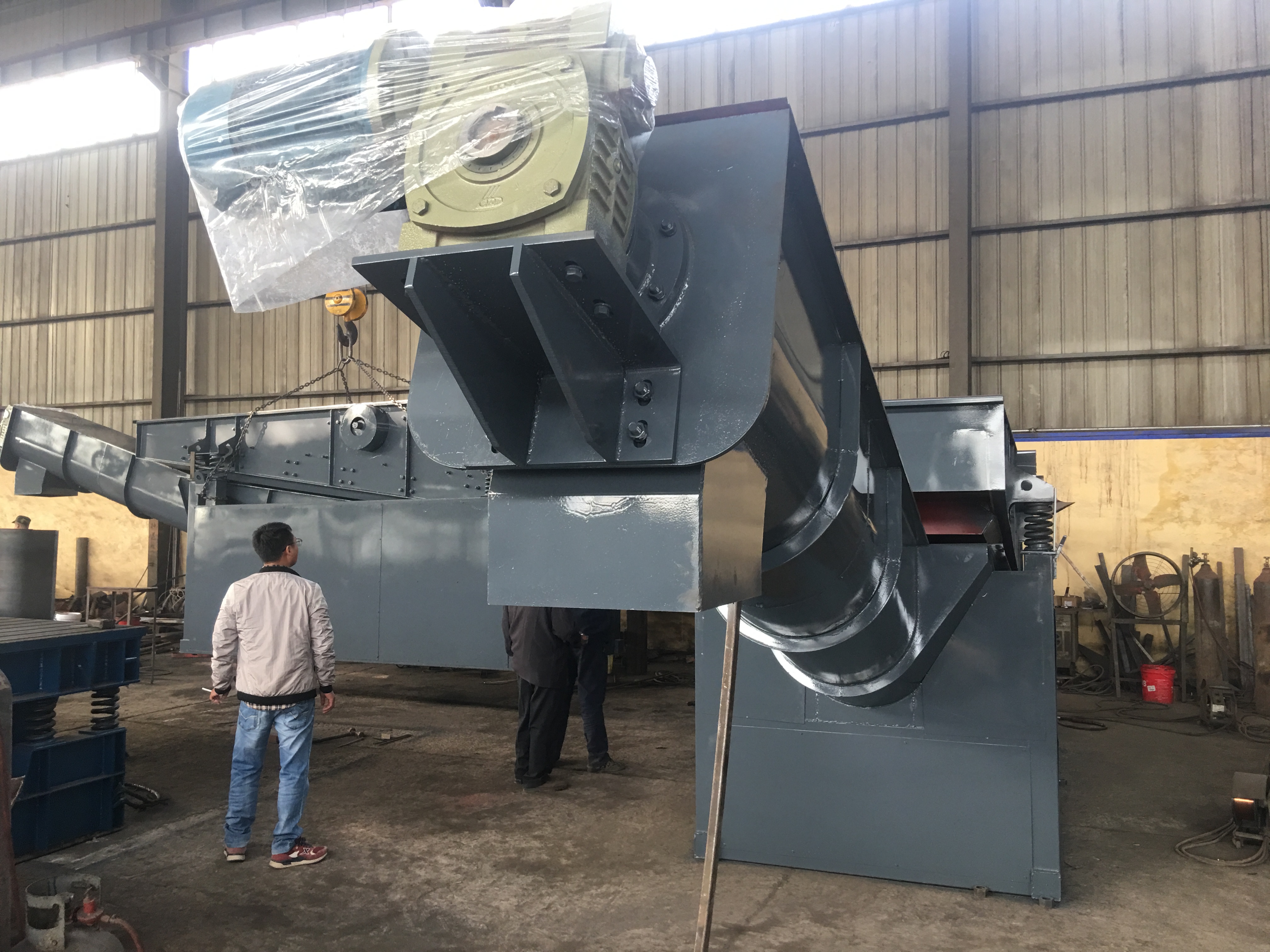 振動(dòng)篩輸送機(jī)一體機(jī)廠家展示