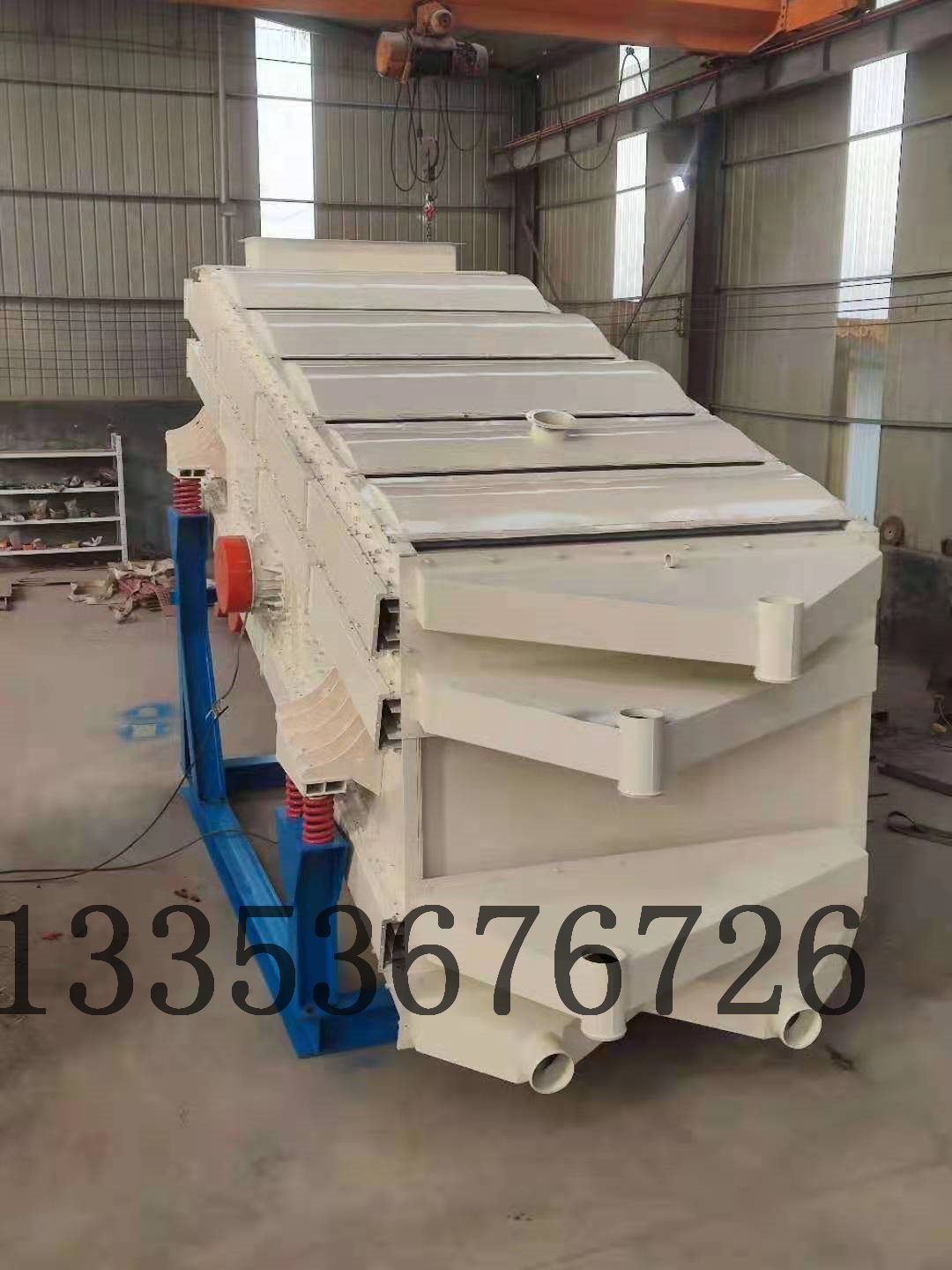 煤矸石是采煤過程和洗煤過程中產(chǎn)生的廢棄物,目前已經(jīng)成為我國產(chǎn)生量和排放量的工業(yè)固體廢棄物之一。山西是資源能源大省,每年產(chǎn)出大量的煤矸石、粉煤灰、冶煉渣等大宗工業(yè) 大宗工業(yè)固體廢物綜合利用產(chǎn)業(yè)發(fā)展較困難我國提倡環(huán)保和廢舊資源再回收利用政策，就是針對礦山廢料的再利用，和建筑垃圾石料再回收利用都是今年行業(yè)的新興行業(yè)。在回收利用中少不了物料分級篩分的過程。隨著工業(yè)的發(fā)展工業(yè)機(jī)械的進(jìn)步奧創(chuàng)機(jī)械生產(chǎn)的礦用弛張篩分機(jī)，是在礦用篩分上的新成就，針對黏性大的物料和篩分效率的難題研發(fā)生產(chǎn)的一款機(jī)械。 煤矸石弛張篩的應(yīng)用煤矸石廠，入洗原煤易泥化。煤矸石水分含量較高，煤矸石粘度變大，篩分過程中經(jīng)常出現(xiàn)篩板堵塞現(xiàn)象，迫使生產(chǎn)中斷，影響系統(tǒng)的連續(xù)運行。為了生產(chǎn)的系統(tǒng)連續(xù)、高效運行，減輕煤泥水處理系統(tǒng)壓力，該廠使用弛張篩，對煤矸石篩分設(shè)備進(jìn)行技術(shù)革新。年初開始對煤矸石廠原煤篩分系統(tǒng)的博后篩更換為雙層弛張篩，以提高篩分效率，創(chuàng)造更大的經(jīng)濟(jì)效益。在弛張篩的選型上，根據(jù)現(xiàn)場環(huán)境，篩選物料的要求，和處理量，進(jìn)行選定機(jī)械?？勺稍儕W創(chuàng)機(jī)械設(shè)備有限公司，為您量身定型。