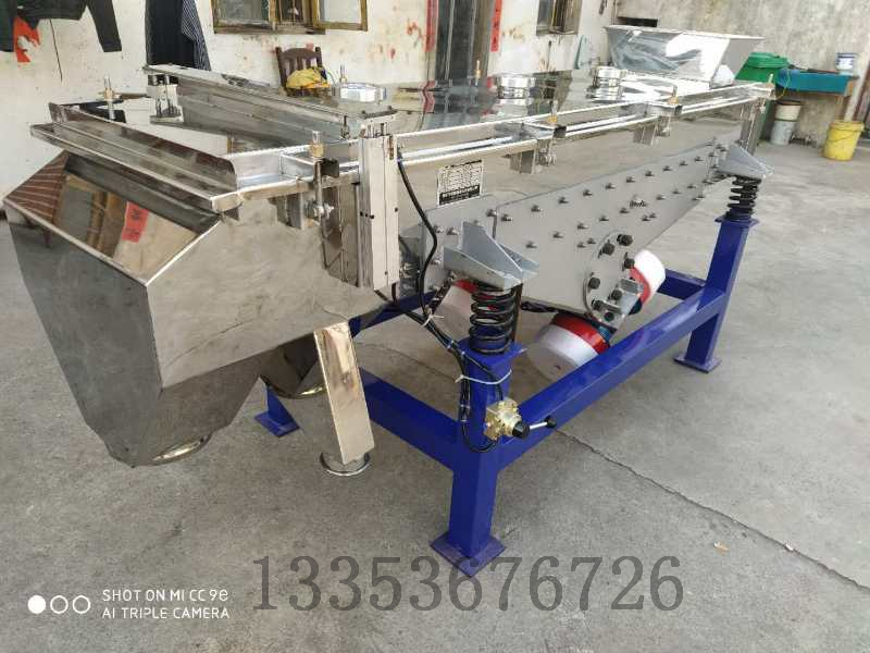 大家都知道超聲波篩分機(jī)是在三次元振動篩的基礎(chǔ)上加裝超聲波清網(wǎng)裝置從而解決各類堵網(wǎng)、粘網(wǎng)、吸附、劇團(tuán)、靜電、輕比重等篩分難題。